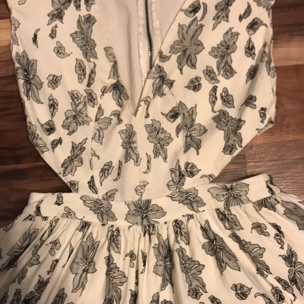Dress - Picture 3 of 5